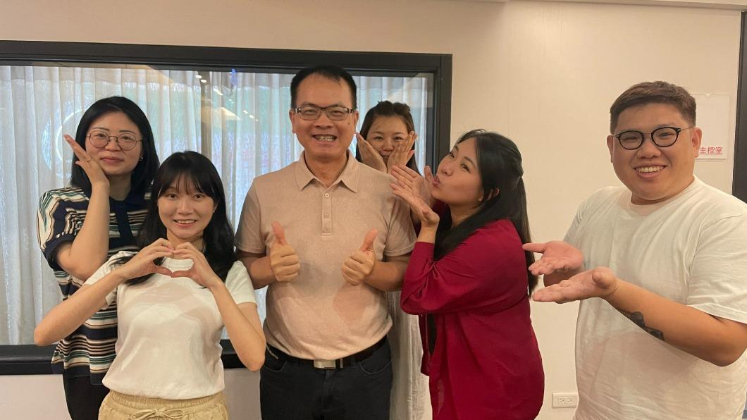 鄭弘儀發文貼出合照告別節目。（圖／翻攝自鄭弘儀臉書）