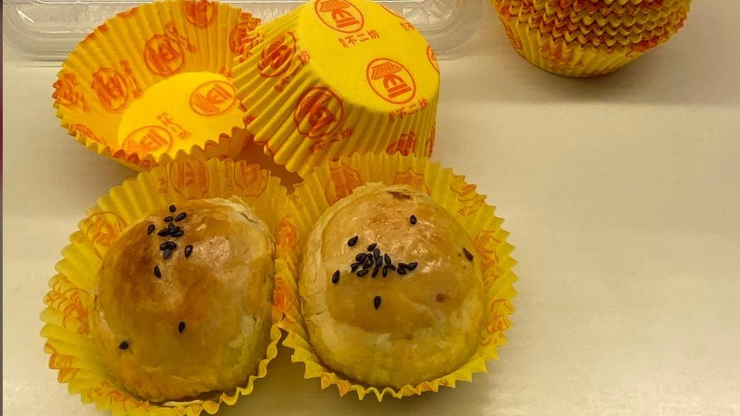 該名女子為了買到蛋黃酥,動員全家狂打電話終於成功。(圖/翻攝自不二坊 臉書粉專)