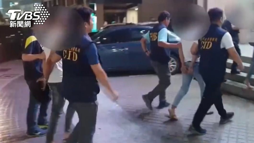 警方前往屏東縣鹽埔鄉攻堅,成功將梁男等3嫌逮捕到案。(圖/TVBS)