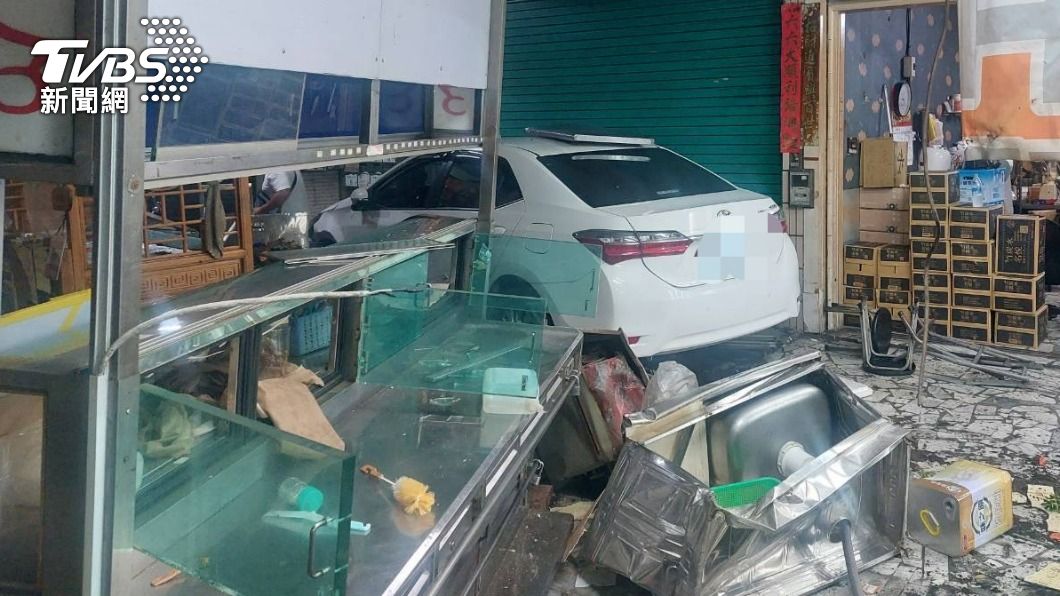 你累了嗎?高雄男凌晨開車「打瞌睡」撞進騎樓連毀7機車