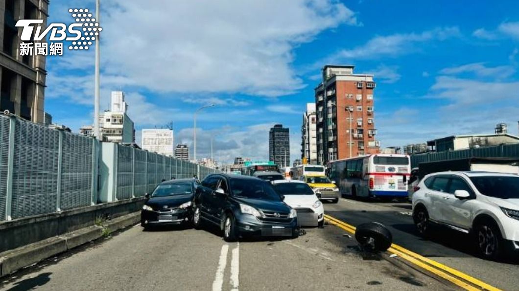不單純!台北橋上逆向害7車連環撞 賓士男帶女乘客跑了
