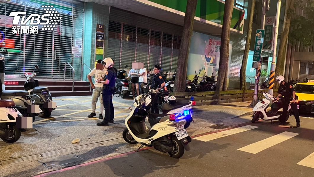 信義派出所員警獲報後前往處理。(圖/TVBS)