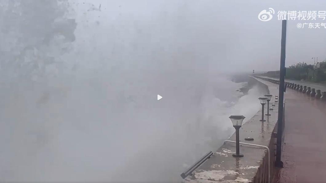 蘇拉颱風朝向香港、廣東和福建前進,預期將帶來狂風暴雨。(圖/翻攝自廣東天氣微博)
