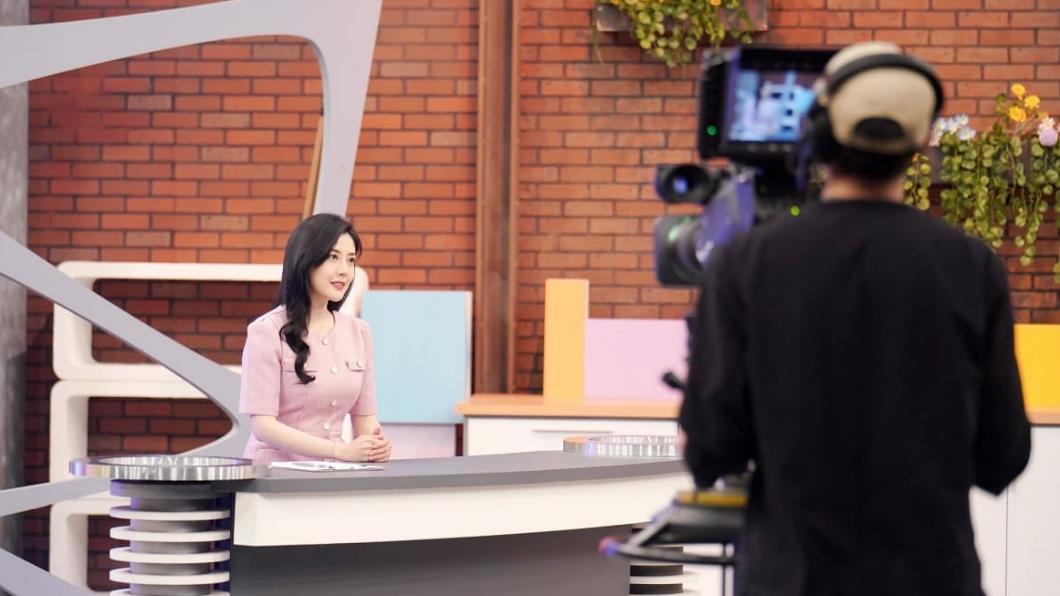 韓瑜演出主播相當有模有樣。(圖/華視提供)