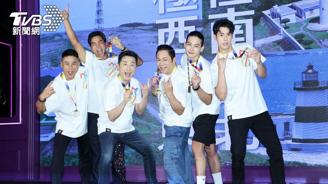 哈林(左三)和彭小刀(左起)、柯有倫、卜學亮、張庭瑚與周予天完成環島壯舉。(圖/TVBS資料照片)