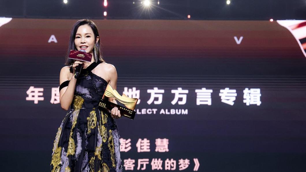 彭佳慧先前也轉發了張育瑞演奏片段,大讚他演出時的模樣很迷人。(圖/翻攝自彭佳慧臉書)