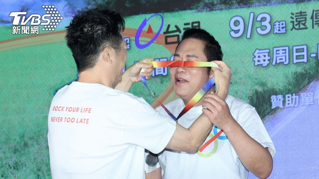 哈林（左）故意捉弄卜學亮。（圖／趙世平攝）