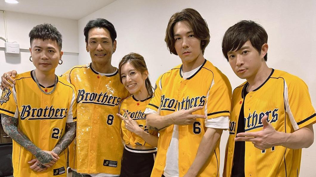 杜德偉(左二)、梁心頤(左三)在職棒活動上同框。(圖/翻攝自微博、梁心頤臉書)