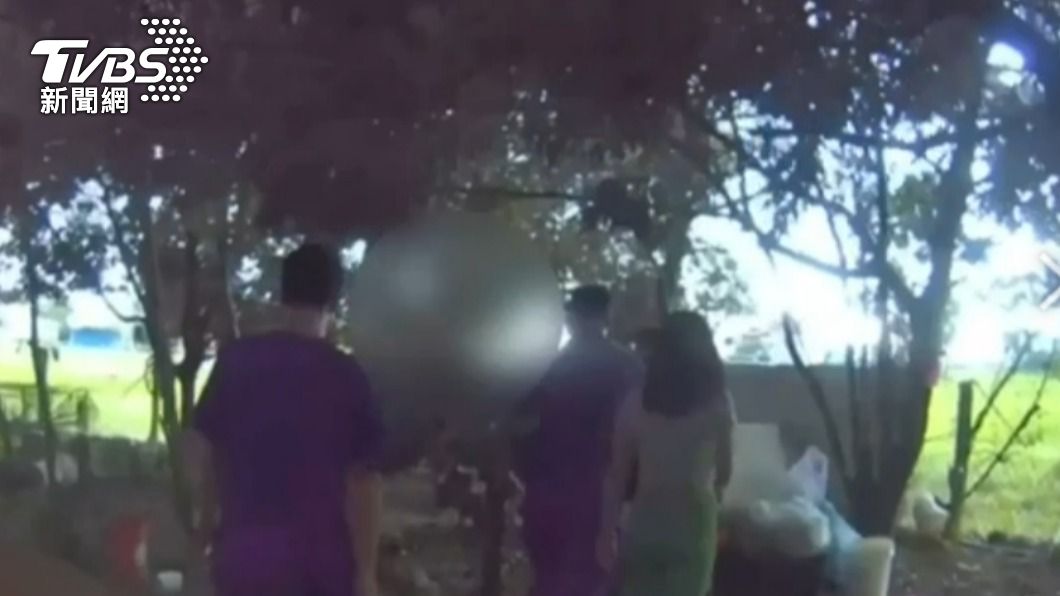 范男到案後頻頻大喊冤枉,並帶著員警前往永安區一處豬舍。(圖/TVBS)