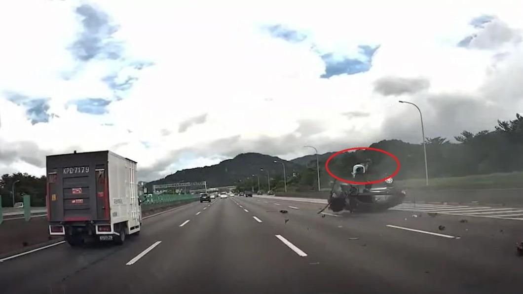 鄧姓駕駛被拋出車外。（圖／翻攝記者爆料網北部版）