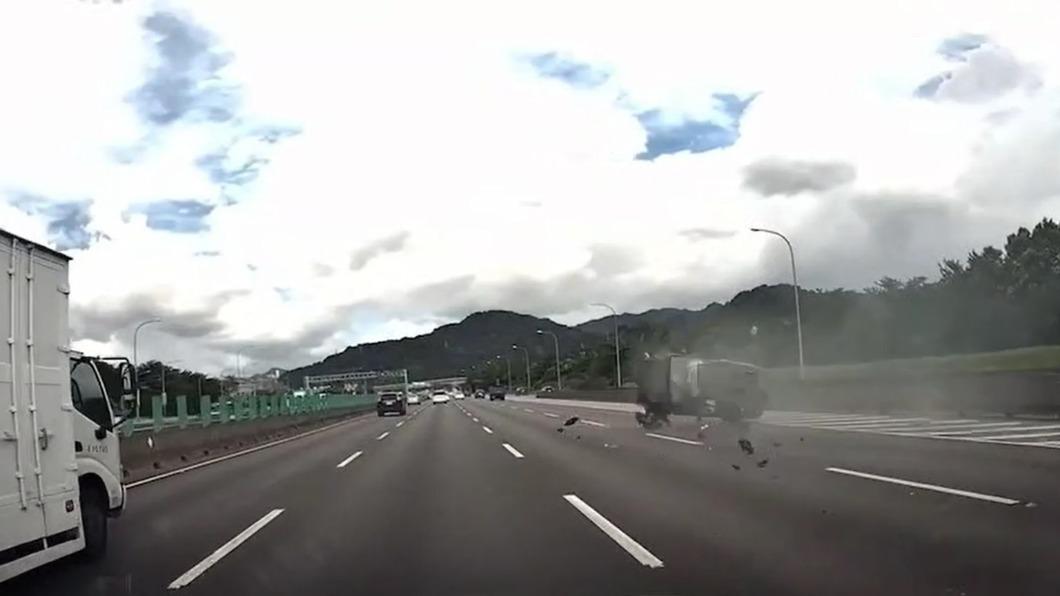 小轎車追撞前車又擦撞護欄,失控翻覆。(圖/翻攝記者爆料網)