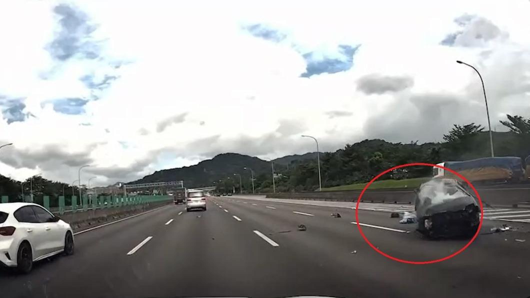 鄧姓駕駛被拋出車外,差點就被愛車重壓頭部。(圖/翻攝記者爆料網)
