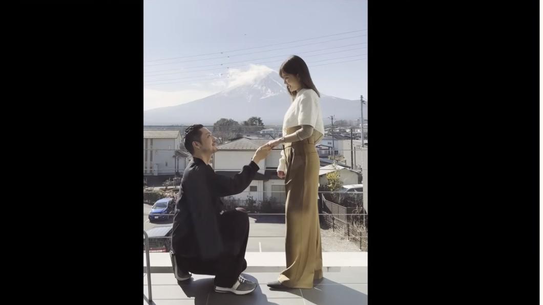 AKIRA在富士山前向吳怡霈求婚。(圖/翻攝自吳怡霈 YouTube)