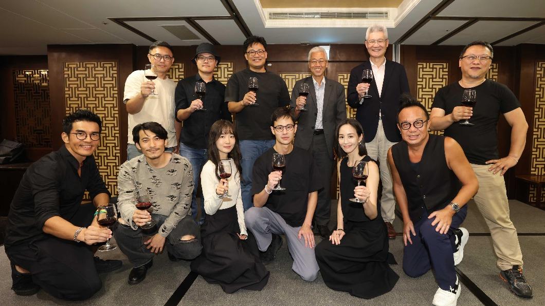 後排左起導演廖士涵、 詹淳皓、瀚草文創創辦人曾瀚賢、中華電信個人家庭分公司總經理胡學海、公廣集團董事長胡元輝,前排左起楊一展、連炳發、許安植、夏騰宏、張鈞甯、黃大煒和製作人湯昇榮。(圖/公視提供)