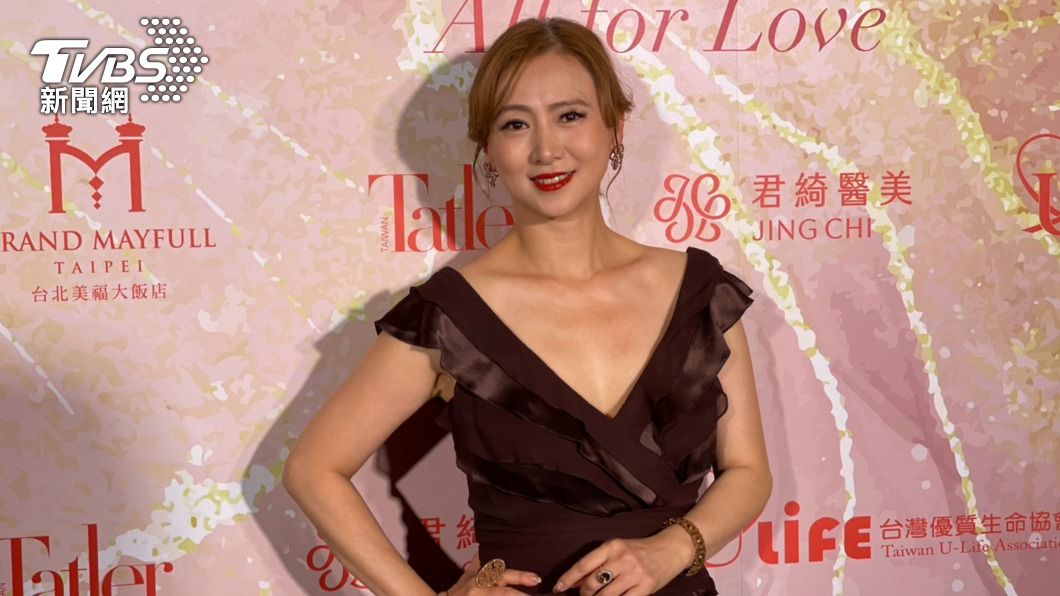 54歲翁虹辣開深V「凍齡美貌驚人」！曝15歲超正愛女出道計畫