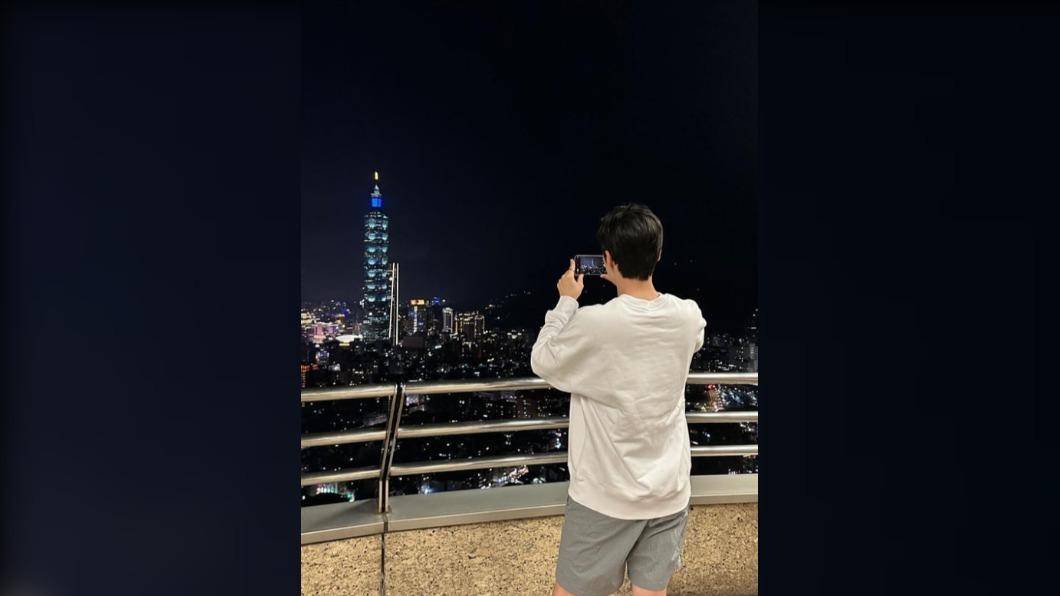 金宣虎與台北101的合照。(圖 / 翻攝自@seonho__kim IG)