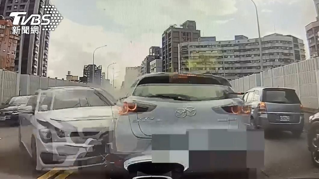 行車紀錄器拍下賓士車逆向連撞6車。（圖／TVBS）