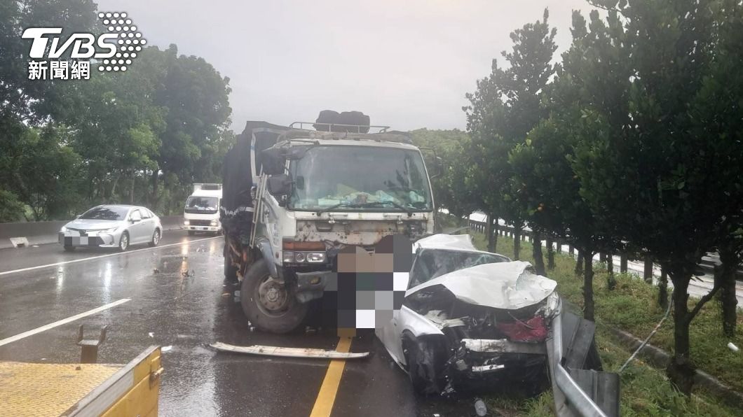疑天雨路滑!台78快速道路4車二度追撞 BMW屁股慘被削