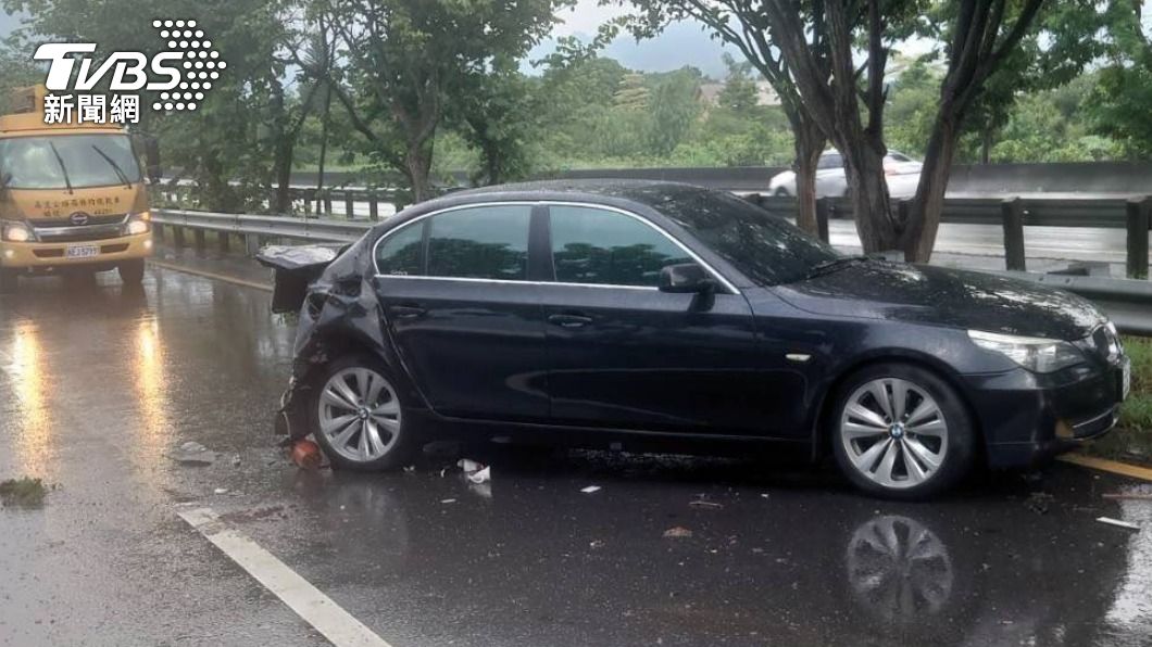 黑色BMW後廂箱幾乎被撞扁。（圖／TVBS）