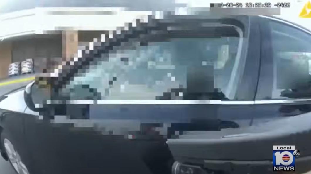 被懷疑偷竊的21歲非裔孕婦塔奇亞,拒絕下車並開車衝撞警察,遭員警開槍射殺。(圖/翻攝自WPLG Local 10新聞影片)