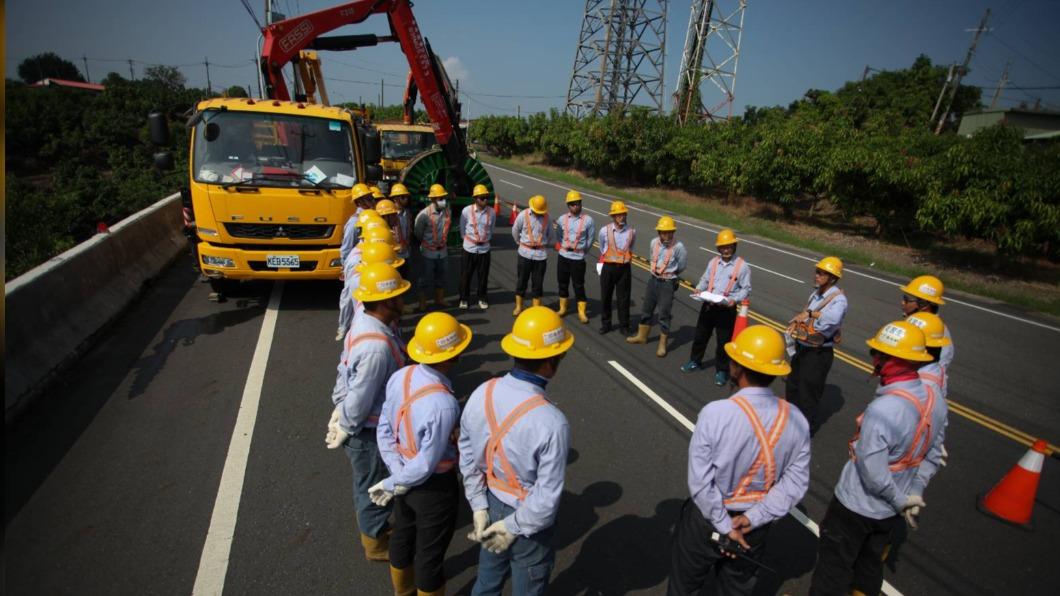 海葵逼近!台電3千人待命搶修 挖土機、吊臂車全出動