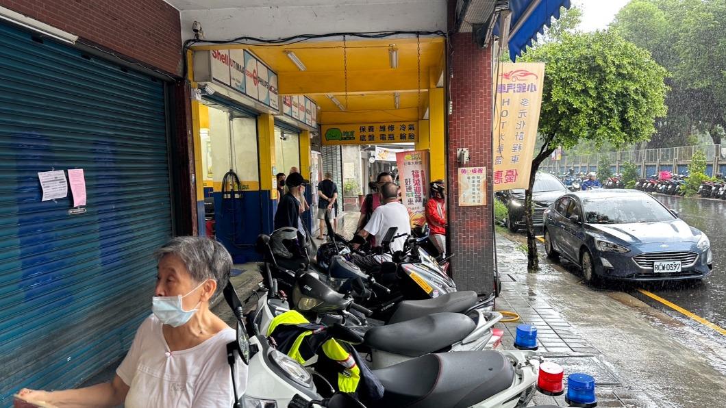 新北衛生局表示,今日進行個案住家周圍半徑50公尺逐戶入內噴消與孳清。(圖/讀者提供)
