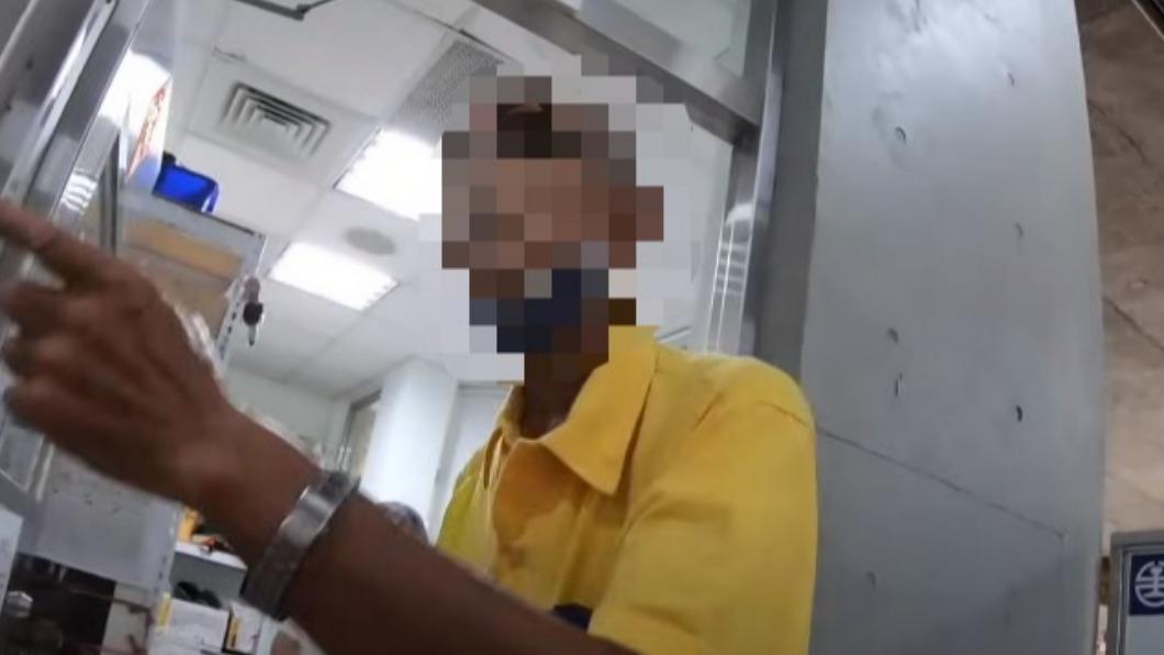 自稱台鐵退休阿北,拿著區間車票欲上自強號被副站長抓包。(圖/翻攝自Dukoff血汗臺鐵YT)