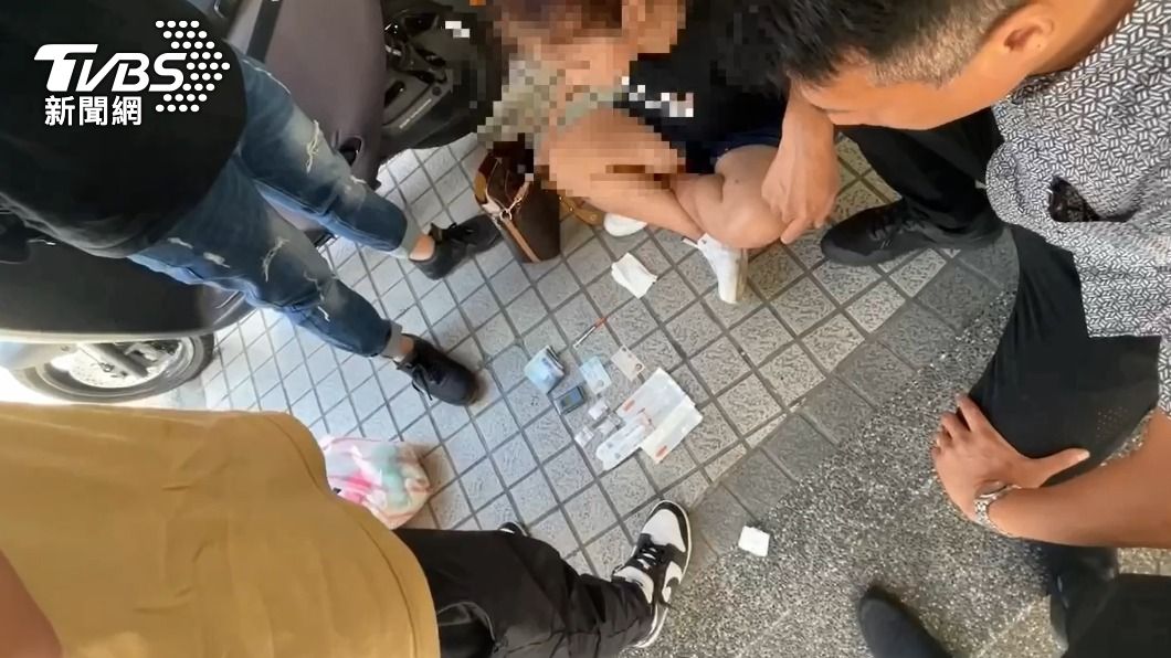 警方循線逮捕林姓女子,並在身上搜出贓款、毒品。(圖/TVBS)