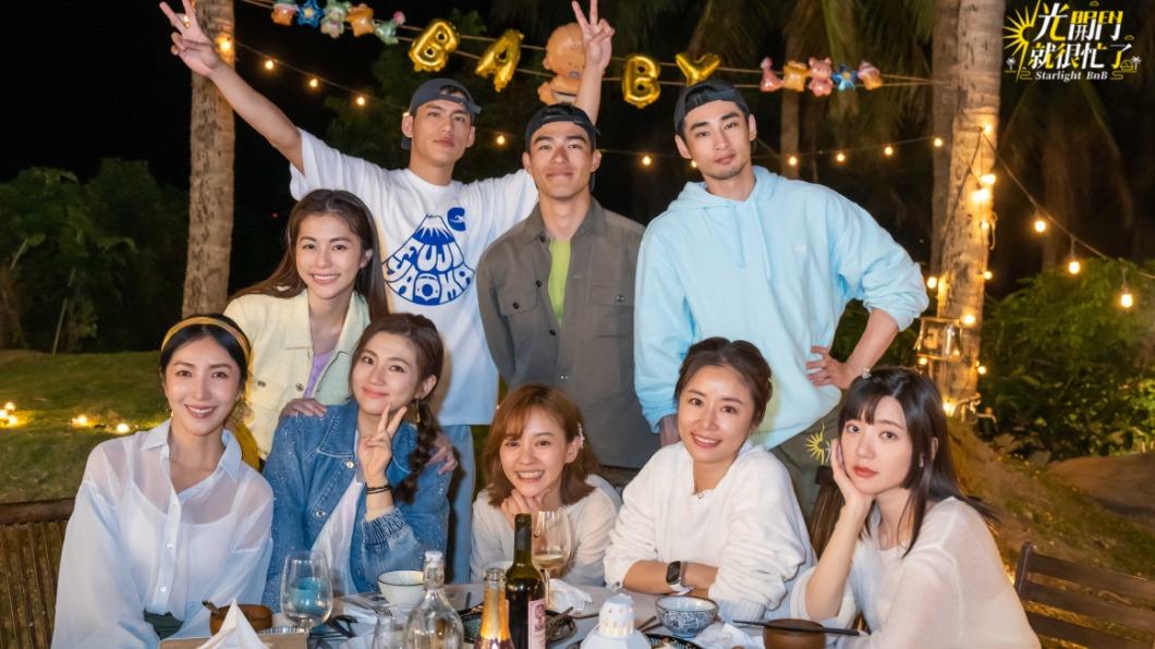 楊謹華(前排左起)、Selina、陳意涵、林心如、郭雪芙、任容萱(後排左起)、朱軒洋、陳昊森、章廣辰一同合影。(圖/TVBS)