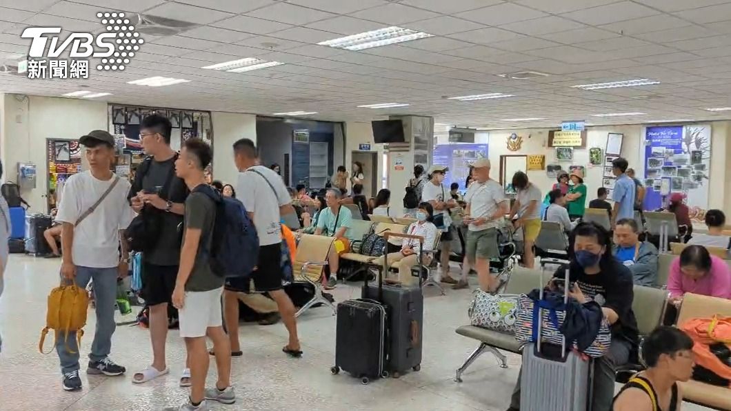海葵進逼！遊客擠爆蘭嶼機場　龍洞2米長浪還下水玩