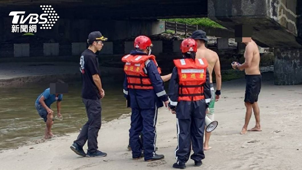 北海岸今日上午已出現長浪,海巡與警消忙著勸離戲水民眾。(圖/TVBS)