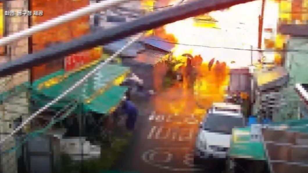 韓國澡堂發生恐怖爆炸,多人遭到炸飛。(圖/翻攝自陸網豆瓣)