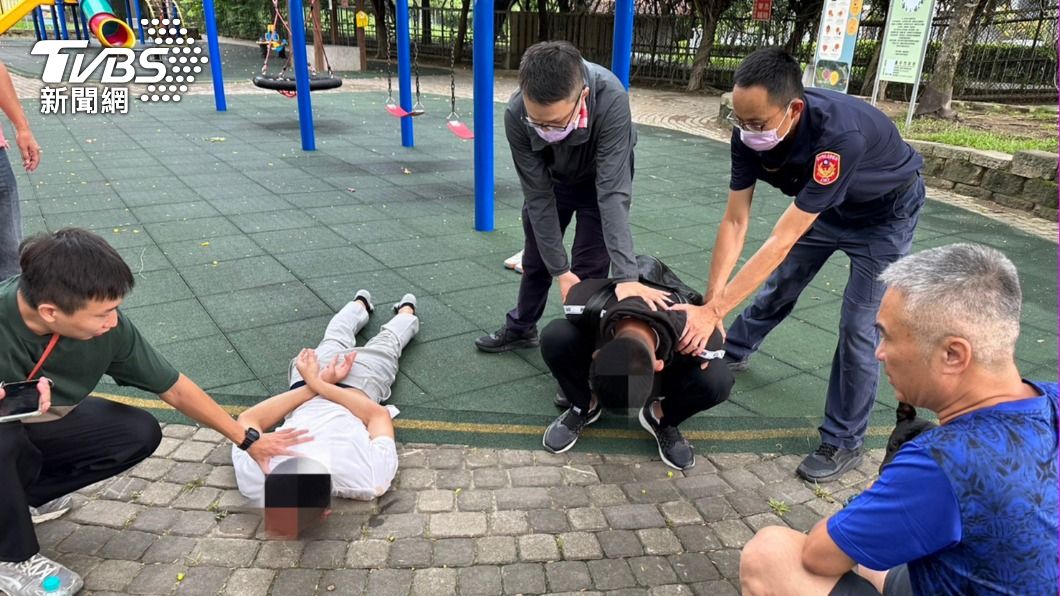 2名年輕車手趴地求饒。(圖/TVBS)