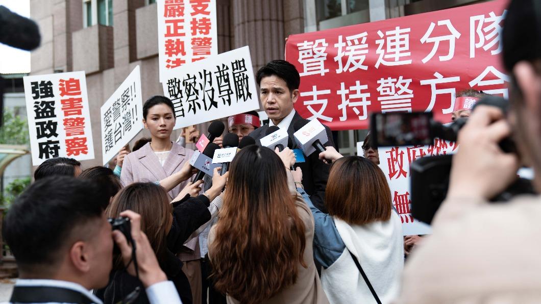 隆宸翰(中)飾演行事作風囂張跋扈的立委,左為飾演其助理的郭源元。(圖/風起娛樂提供)
