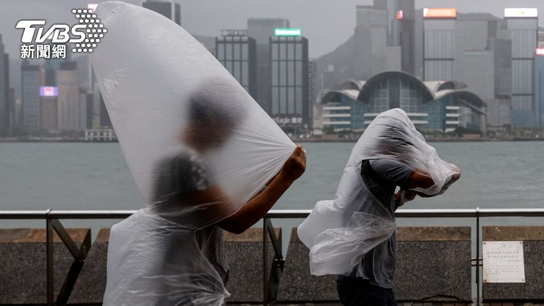 蘇拉颱風太強！港女仆街滑行十公尺　橫掃香港樹木連根拔