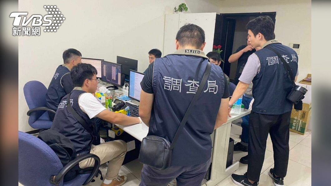 檢調人員搗破電信詐騙機房。(圖/TVBS)