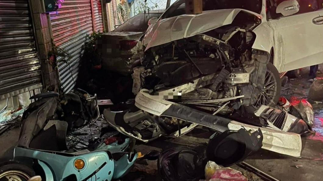 現場車殼零件散滿地。(圖/翻攝自笨港公堂臉書)