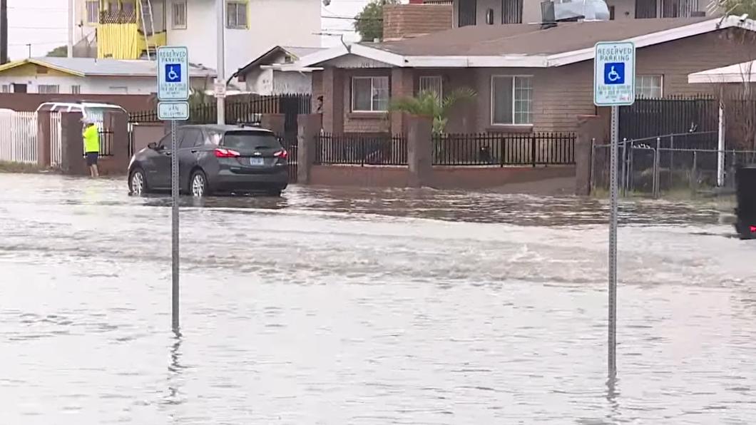 突然降下豪雨的拉斯維加斯，許多社區道路都變成「小河」。（圖／翻攝自KTNV Channel 13 Las Vegas ）