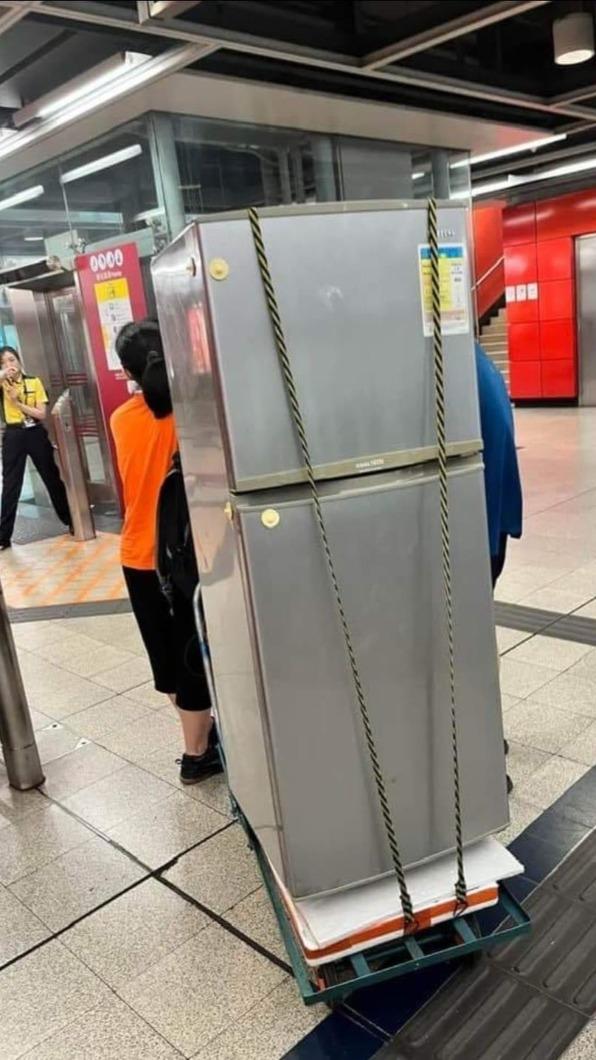 也有人在香港地鐵內搬冰箱。(圖/翻攝自路上觀察學院)