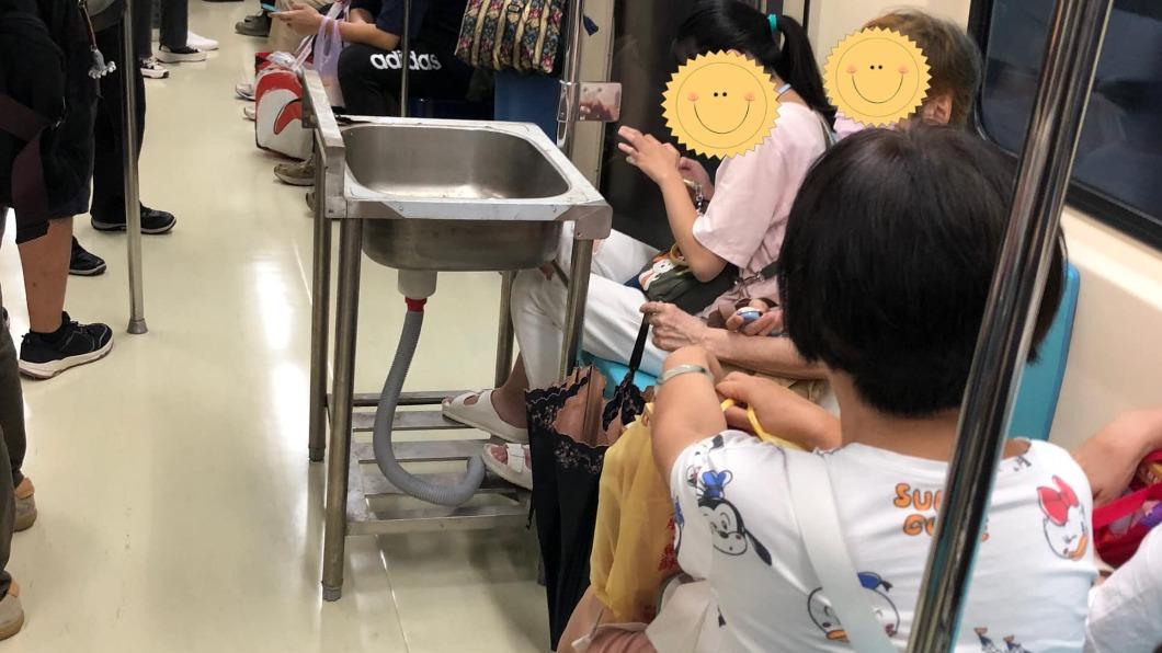 北捷車廂出現「一座洗手台」！　目擊笑翻：自己來最好