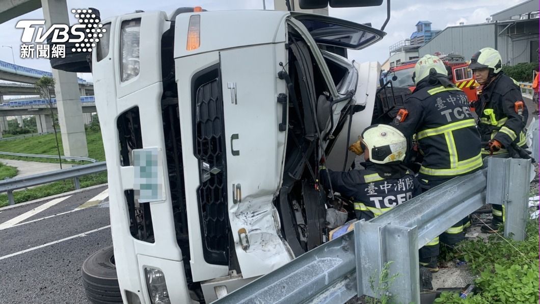 快訊/潭子大貨車90度翻!車頭一半消失 男副駕沒心跳搶救中