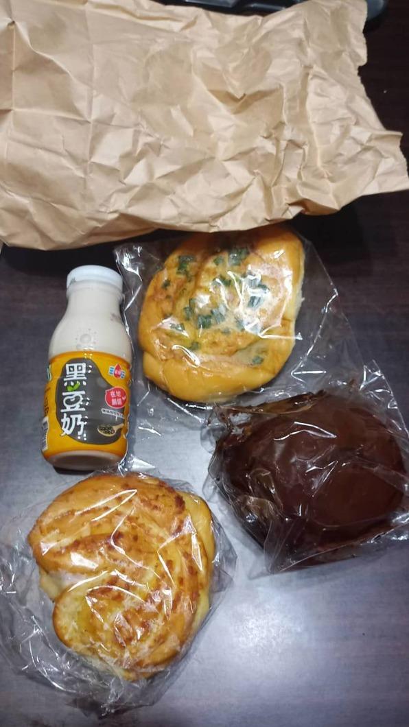 家長抗議學校根本沒在把關營養午餐,而且餐餐都是碳水化合物非常不營養。(圖/民眾提供)