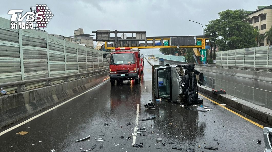 天雨路滑！小貨車失控翻覆　逆向撞廂型車　