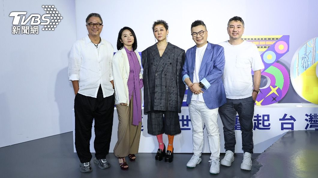 王偉忠(左起)、陶晶瑩、藍心湄、沈玉琳與詹仁雄出席娛樂論壇。(圖/張哲鳴攝)