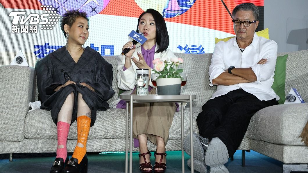 藍心湄(左起)、藍心湄與王偉忠開心談論當年做節目的趣事。(圖/張哲鳴攝)