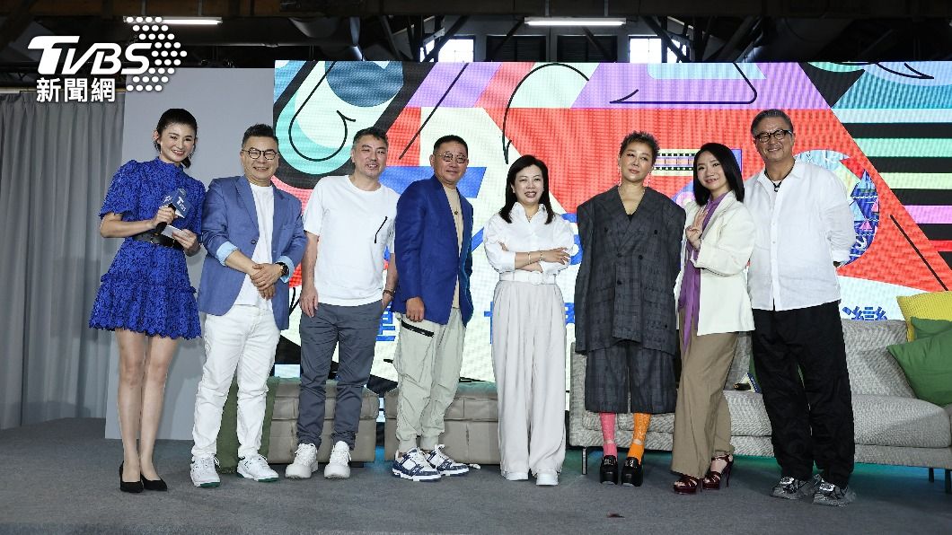 蘇宗怡（左起）、沈玉琳；詹仁雄、TVBS副總經理郝孝祖、TVBS總經理劉文硯、藍心湄、陶晶瑩與王偉忠在台上合影。（圖／張哲鳴攝）