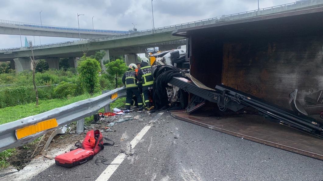 國道4號潭子匝道大貨車翻覆　1傷1命危送醫