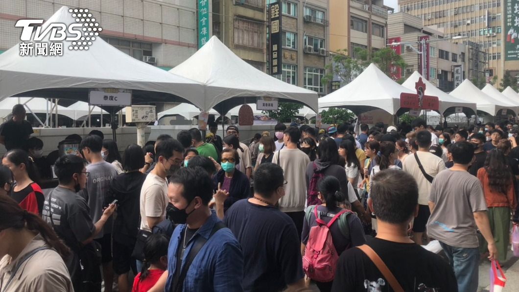 不畏海葵逼近!上萬民眾湧入高雄奶茶節 大勇路快擠爆了