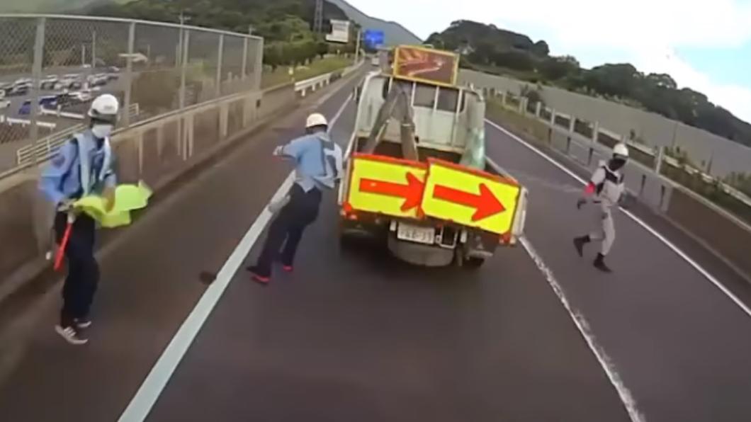 中間的工程人員背心勾到工程車，導致閃避不及。（圖／翻攝自推特＠dabowagaga）
