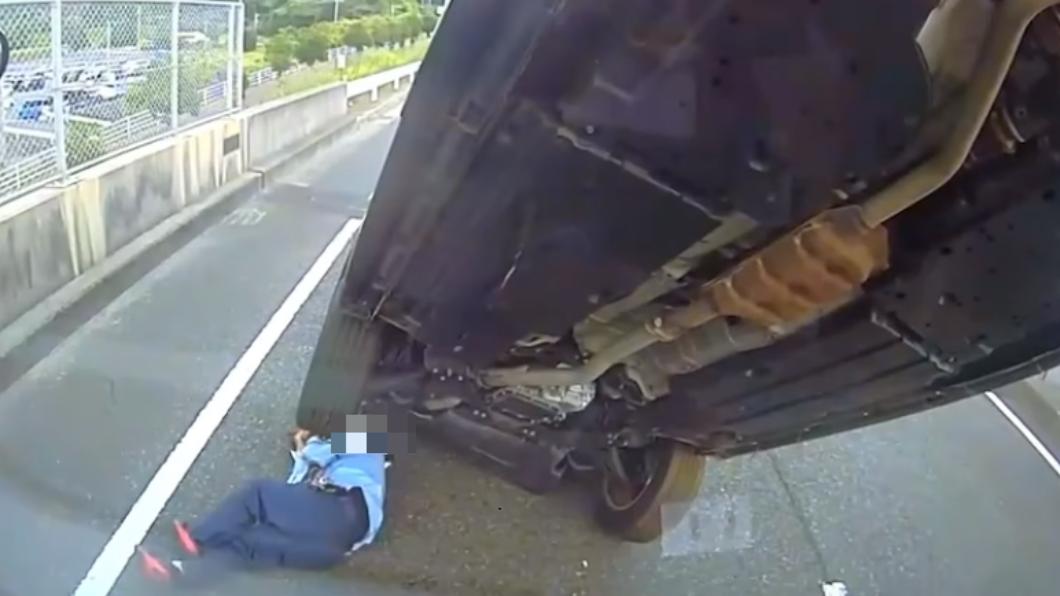 有片/曳引車追撞工程車 工人遭撞後「車從天降」慘被砸